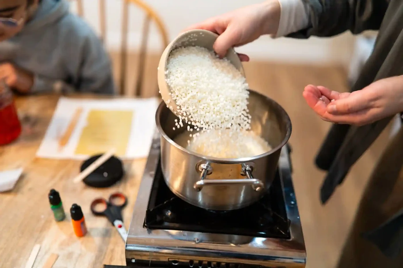 Wie kocht man Reis richtig auf dem Herd vs. im Reiskocher?