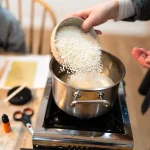 Wie kocht man Reis richtig auf dem Herd vs. im Reiskocher?