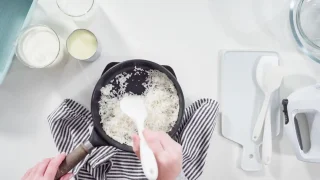 Wie kann man Reis richtig kochen, damit er locker und nicht klebrig wird?